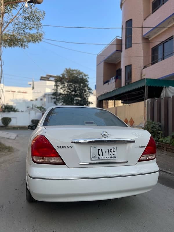 Nissan Sunny 2010 3