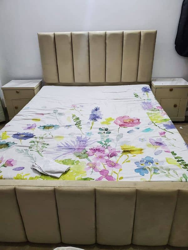 Golden Qeen size Bed. Woth 2 side tables and mattress 0