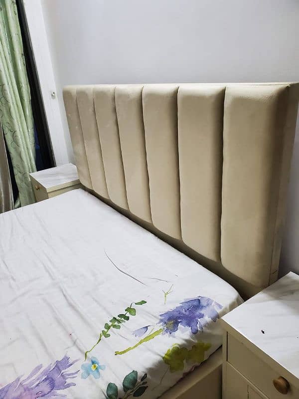 Golden Qeen size Bed. Woth 2 side tables and mattress 1