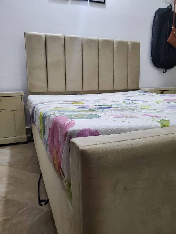 Golden Qeen size Bed. Woth 2 side tables and mattress 3