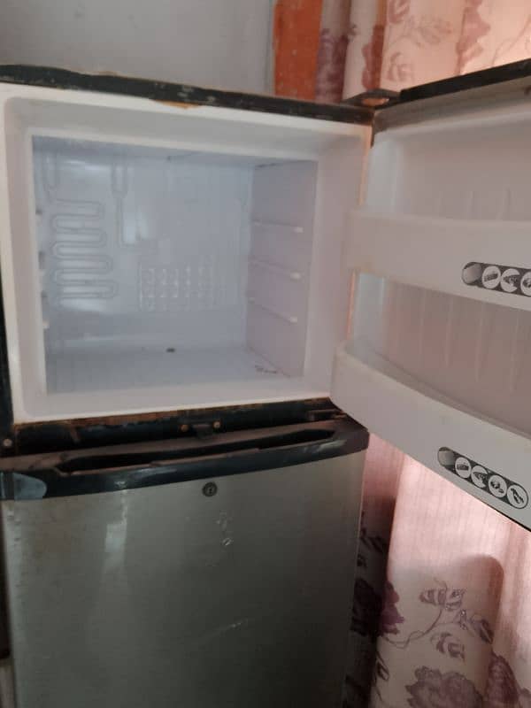 orient fridge for sale: perfect from small families urgent sale 1