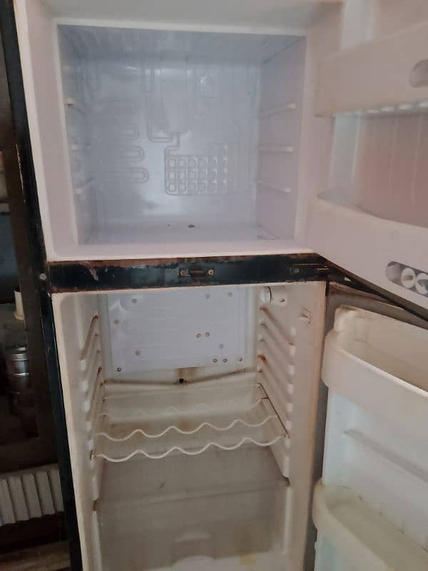 orient fridge for sale: perfect from small families urgent sale 2