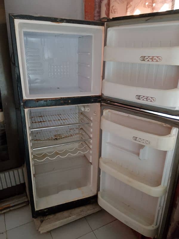 orient fridge for sale: perfect from small families urgent sale 4