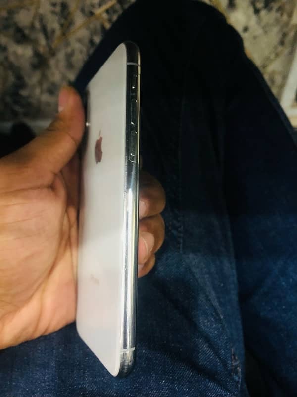 iphone x 8/10 32k negotiable 9