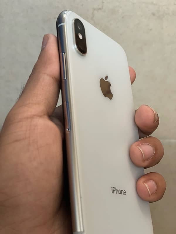 iPhone XS White Pristine Condition 2