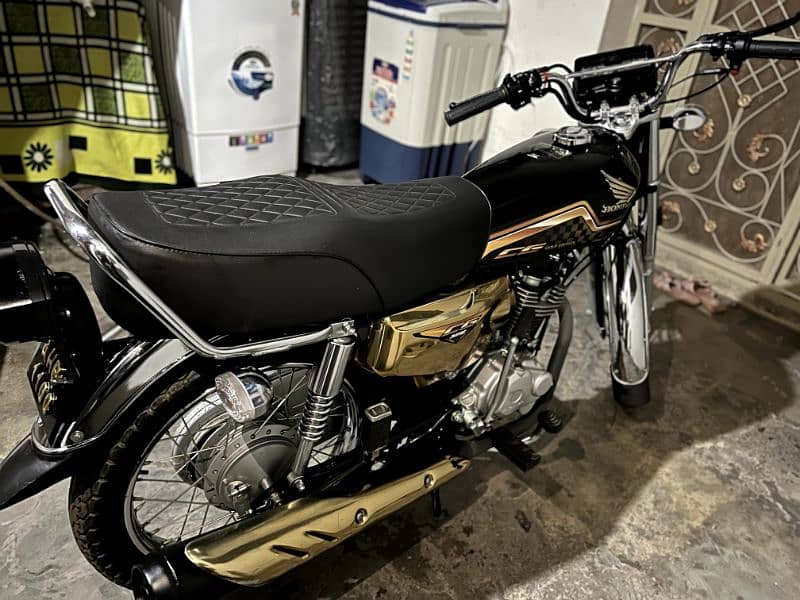 HONDA 125 SELF START GOLD EDITION 1