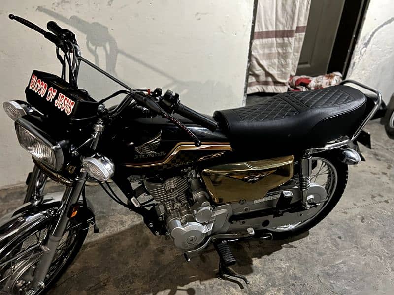 HONDA 125 SELF START GOLD EDITION 3