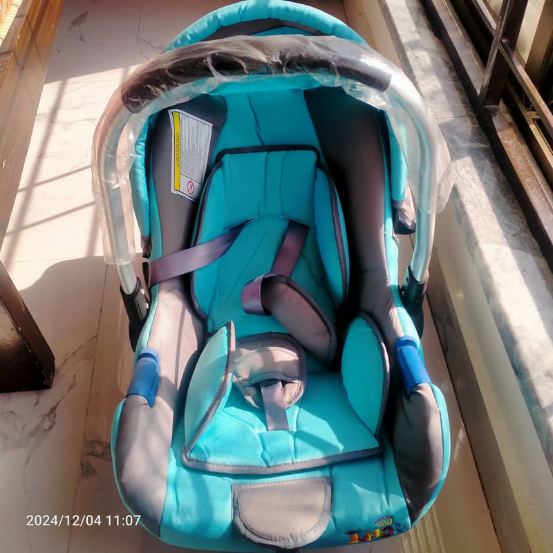 Baby car seat by Junior's 2