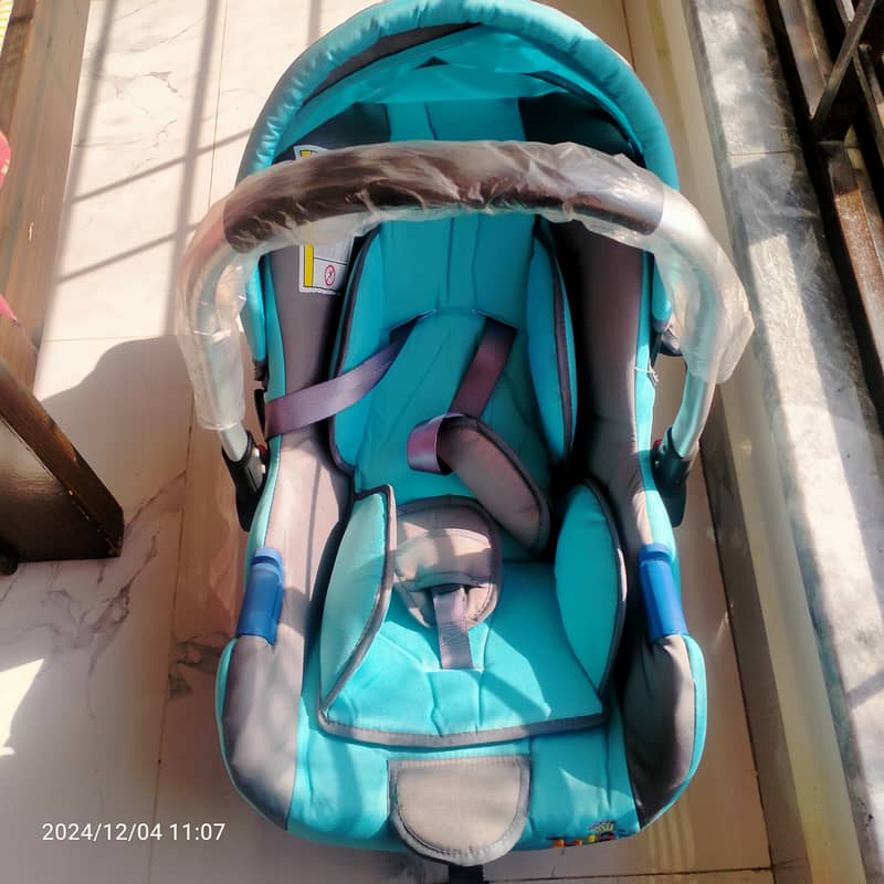 Baby car seat by Junior's 4