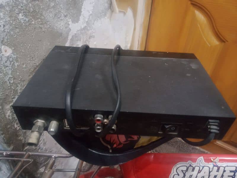 sata box with dish large urgent sale 1