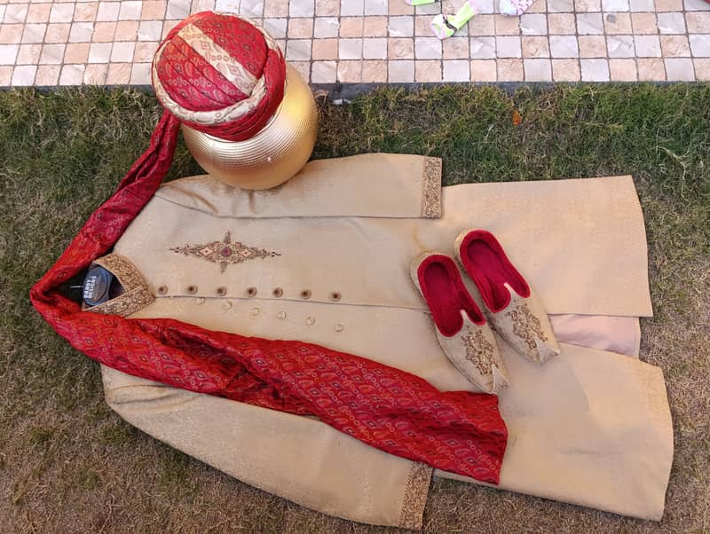 Mehroon and gold sherwani along with Kulla and khussa 14