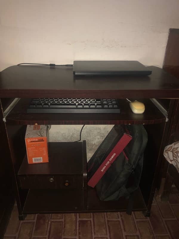 computer and laptop table in good condition 1