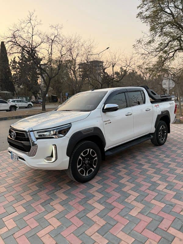 Toyota Hilux REVO 2021 1