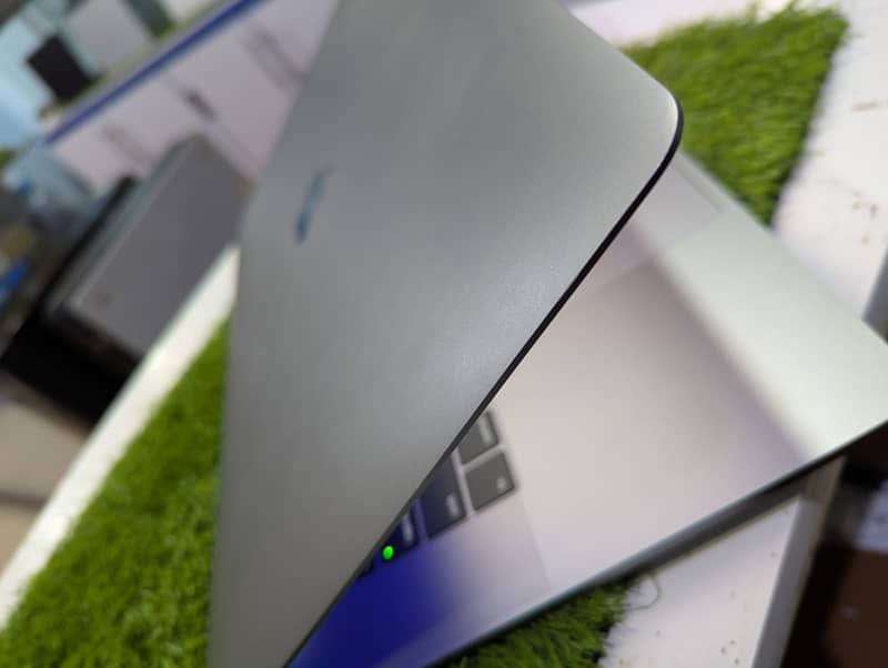 Macbook pro 2019-i9 32 Gb 512 ssd 4 Gb Graphic -Card 7