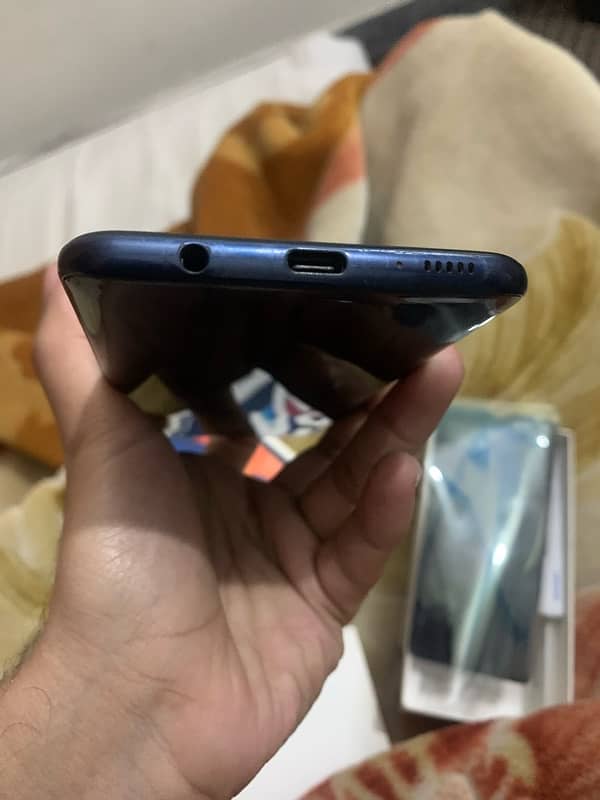 Samsung galaxy A20 32gb available with box 4