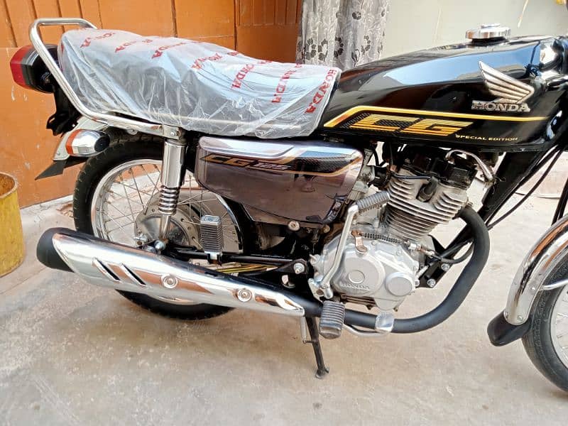 Honda CG 125s special edition 5 gear model 2022 hayedrabad numbr 8