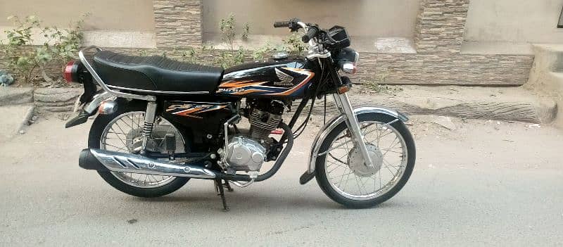 Honda CG125 model 2018 number 2019 ka lega hwa hai brand new condition 2