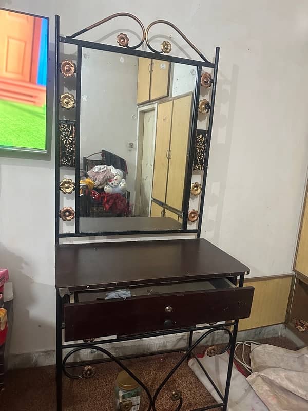 iron Dressing table for sale in very good condition like new 10/9 0