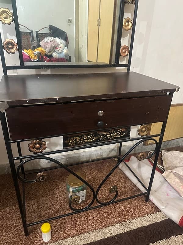 iron Dressing table for sale in very good condition like new 10/9 3