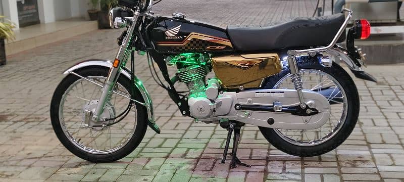 Honda CG 125S Gold Edition 6