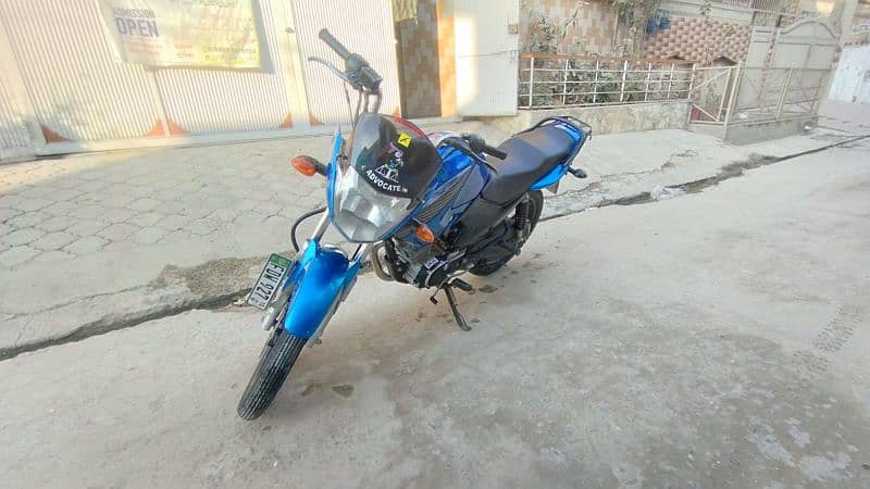 One hand use YBR 125 2015 3