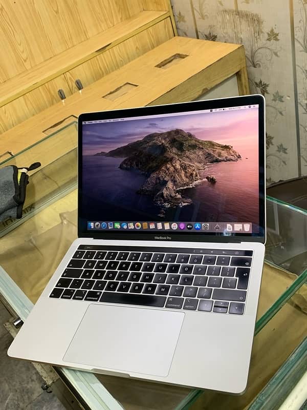 Macbook Pro 2019 16/256 Minor Glass crack 0