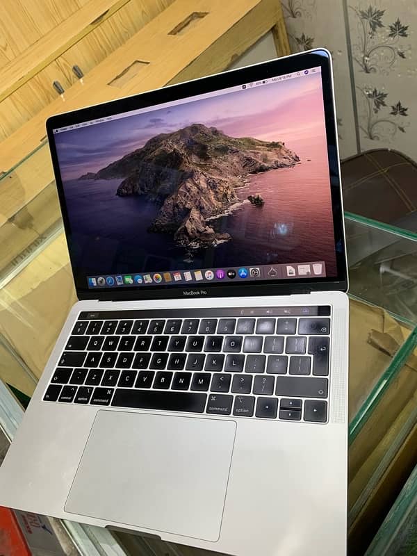 Macbook Pro 2019 16/256 Minor Glass crack 1