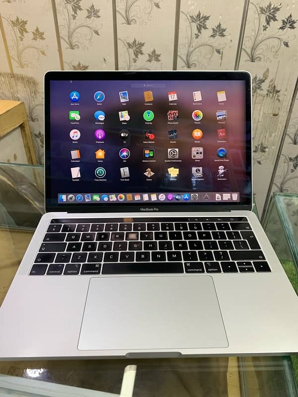 Macbook Pro 2019 16/256 Minor Glass crack 2