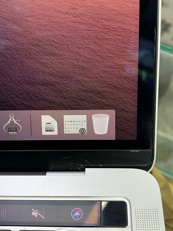 Macbook Pro 2019 16/256 Minor Glass crack 3