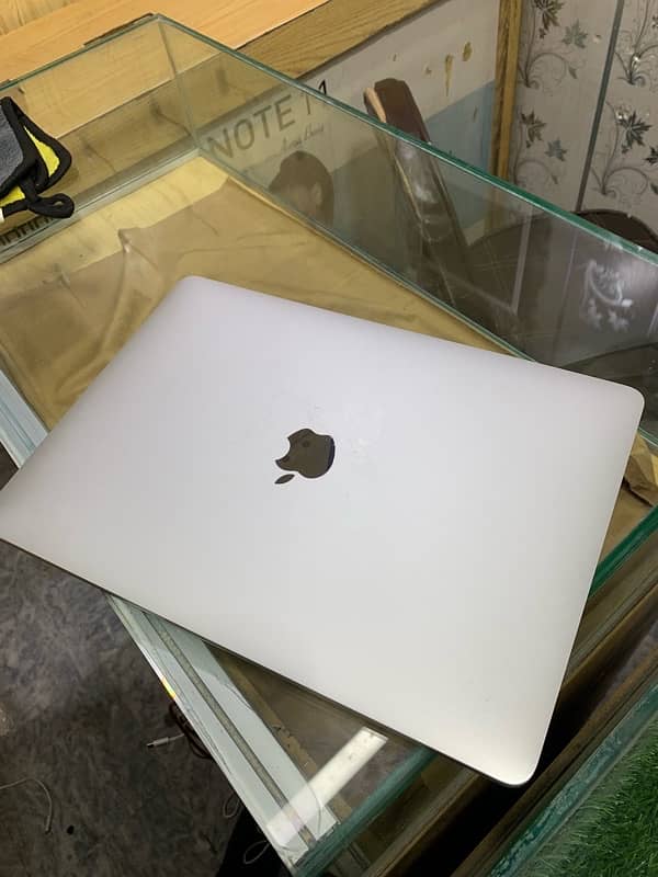 Macbook Pro 2019 16/256 Minor Glass crack 4