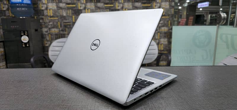 Dell inspiron 15 5000 series 5570 Core i7 8th Generation 4gb card 7