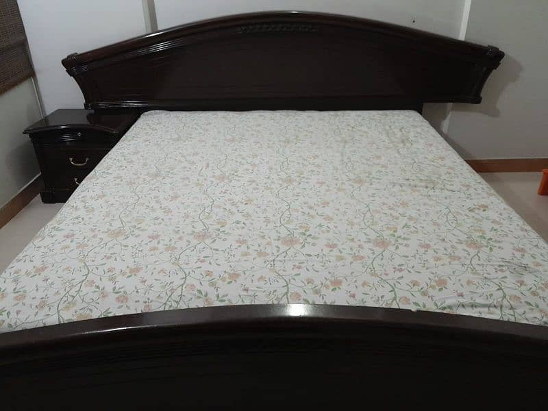 bed set with matrees, dressing drawer & two side table 1