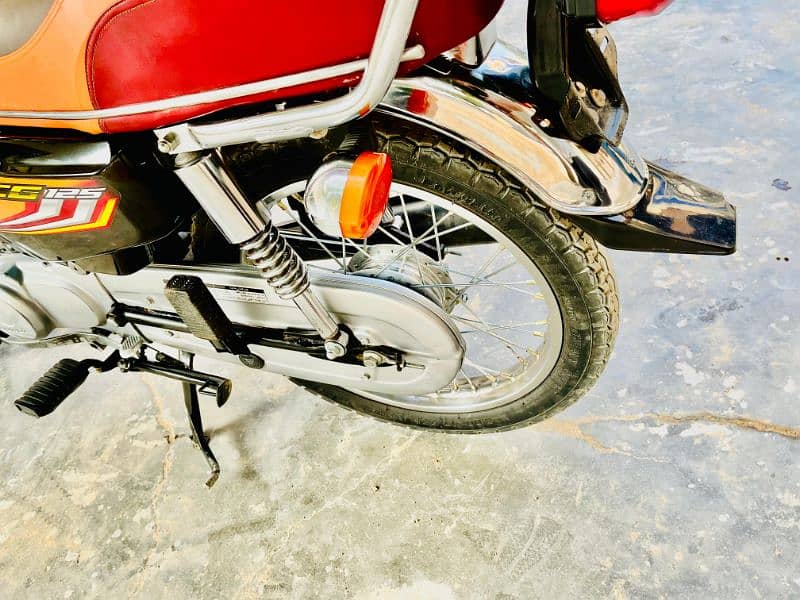 Honda 125 (22) Model (KHI) number 7