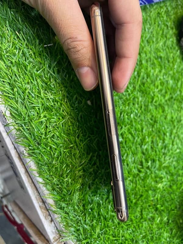 xs max 64 gb front shisha crack baqi ok or parts b geninune ha 1