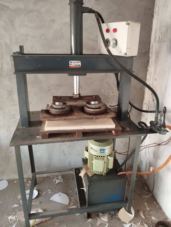 Paper Plate Molding Machine In Good Condition. . . 0