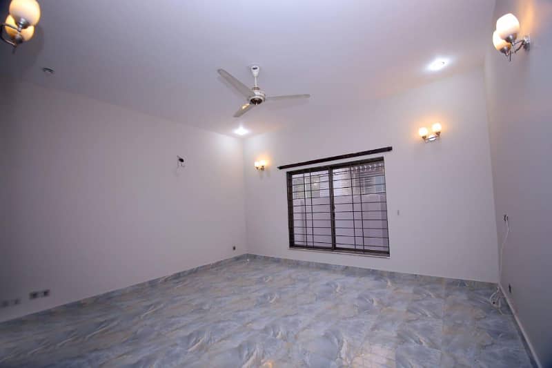 1 kanal lower portion phase 5 prime located 3 beds 10