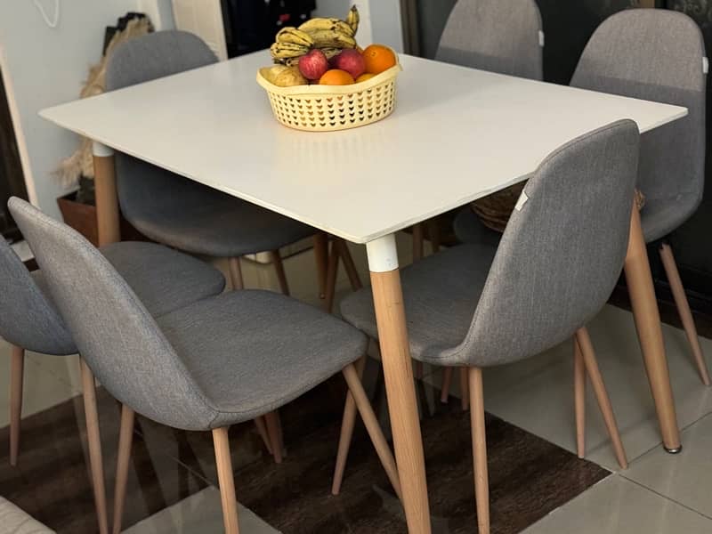 Well-maintained dining table 6 seater 0