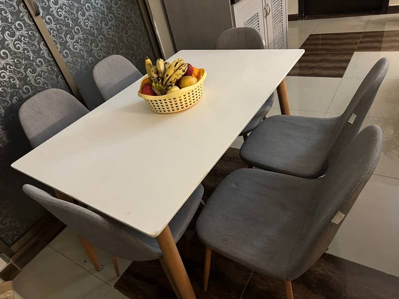 Well-maintained dining table 6 seater 1