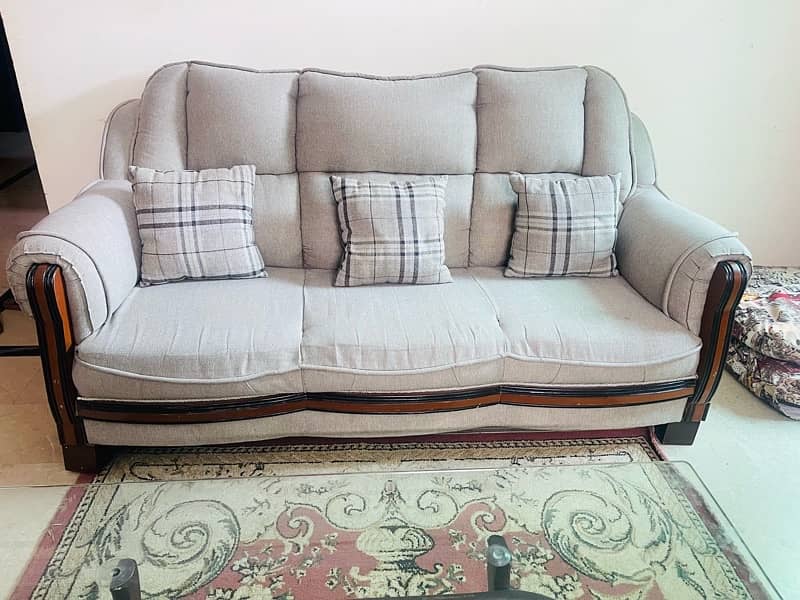 Luxurious comfortable 5-Seater Sofa with Elegant Quilted Design 0