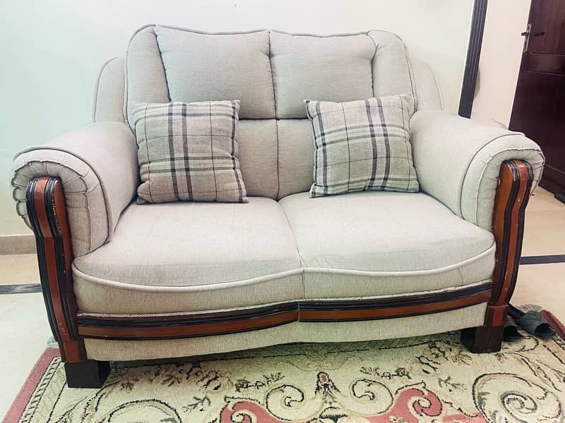 Luxurious comfortable 5-Seater Sofa with Elegant Quilted Design 2