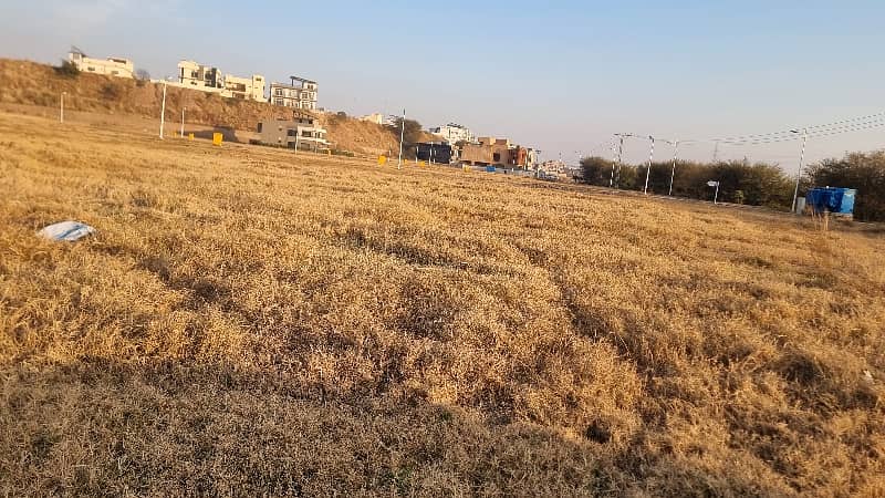 1 Kanal Plot On Prime Location Of Sector A Bahria Town Phase 8 0