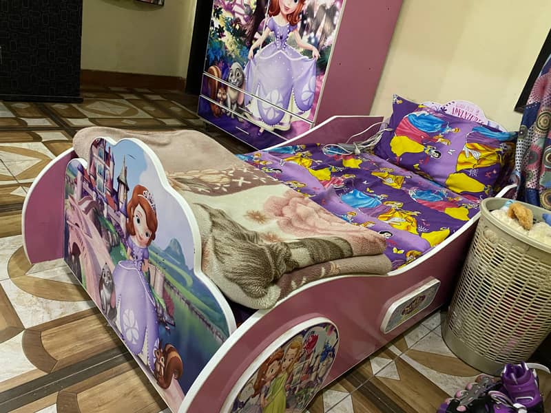 Kids (girl) bed and wardrobe (large) 1