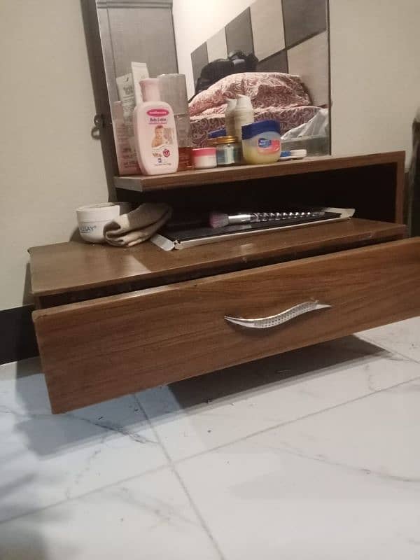 selling my Dressing Table urgent 1