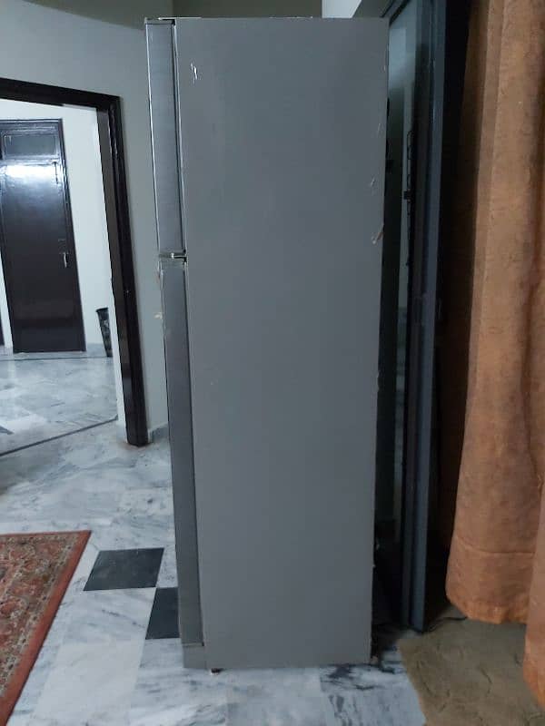 Electrolux Full Size 18 cubic feet Fridge 3