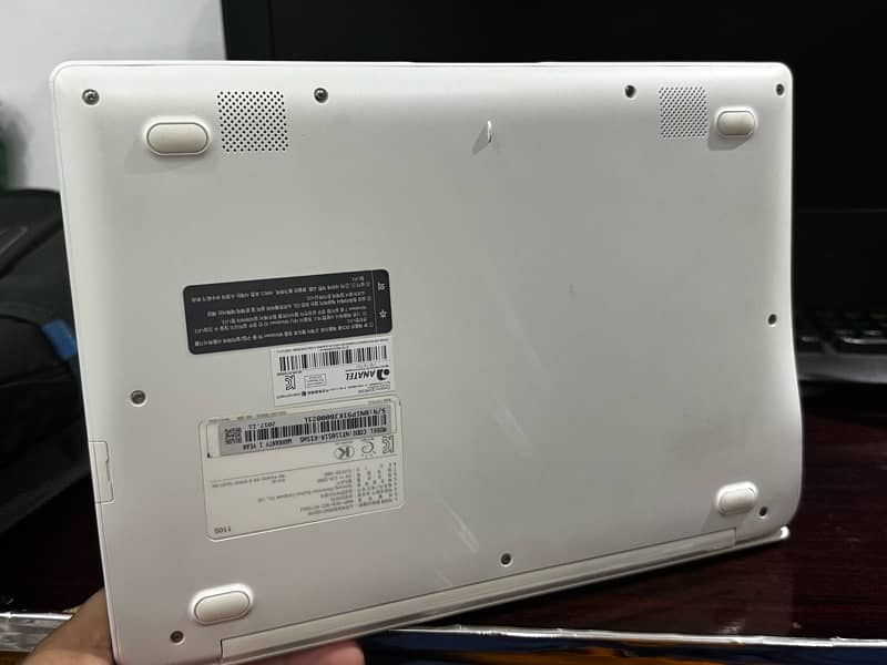 Samsung Slim laptop white Color 1