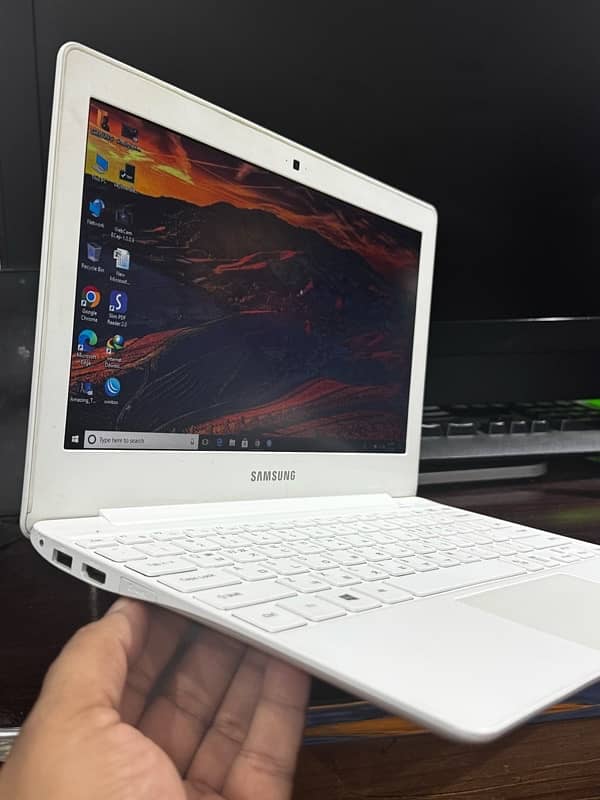 Samsung Slim laptop white Color 3