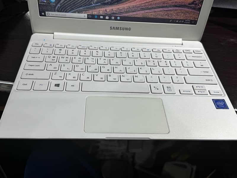 Samsung Slim laptop white Color 6