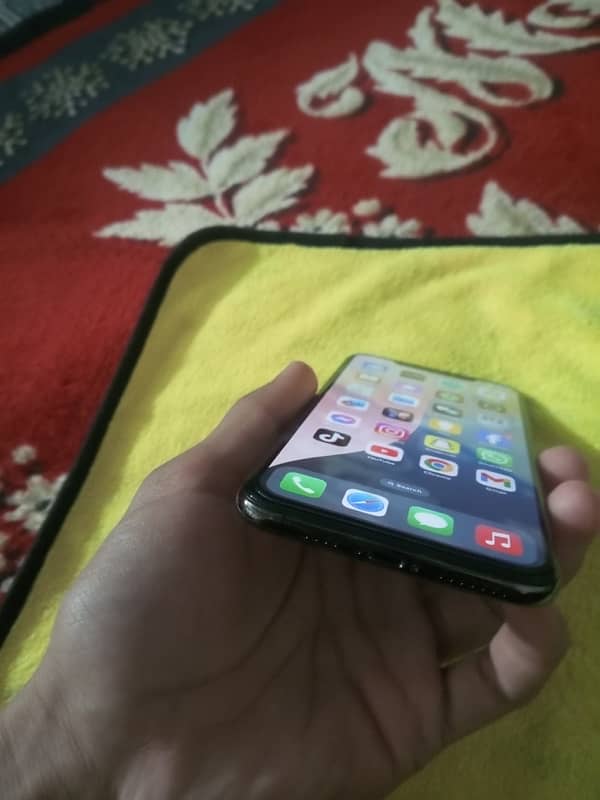 Apple iPhone XS Max 3