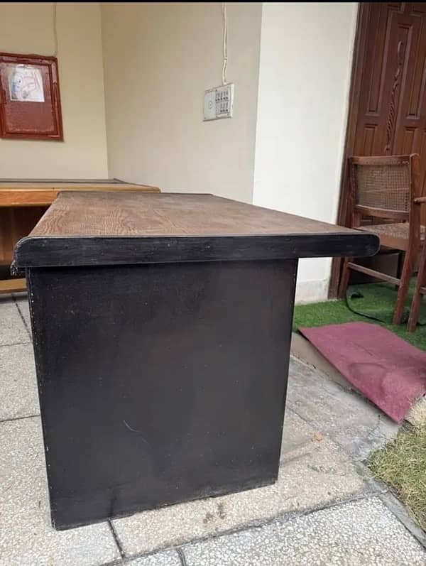 Office solid table in good condition for sale !!! 2