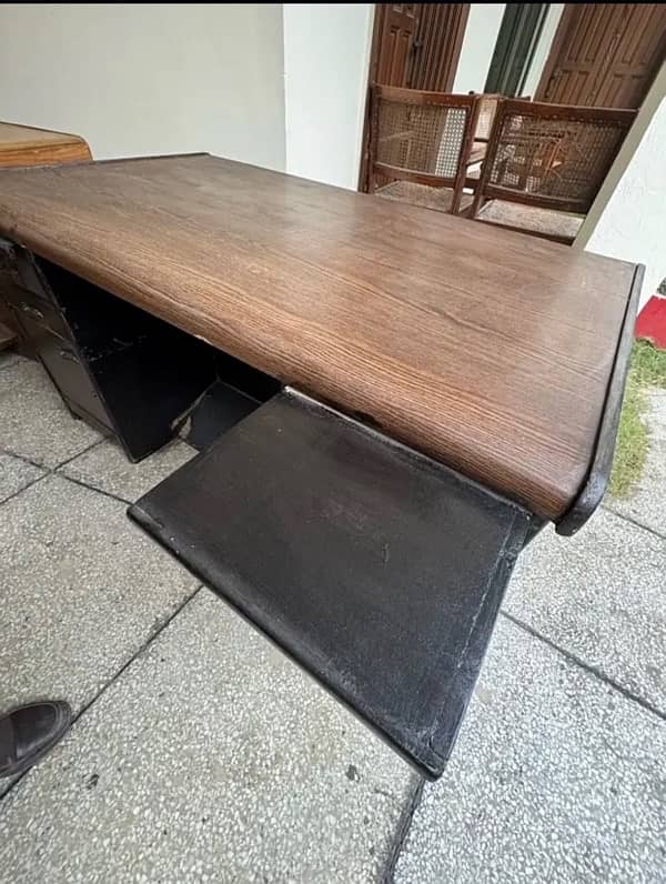 Office solid table in good condition for sale !!! 3